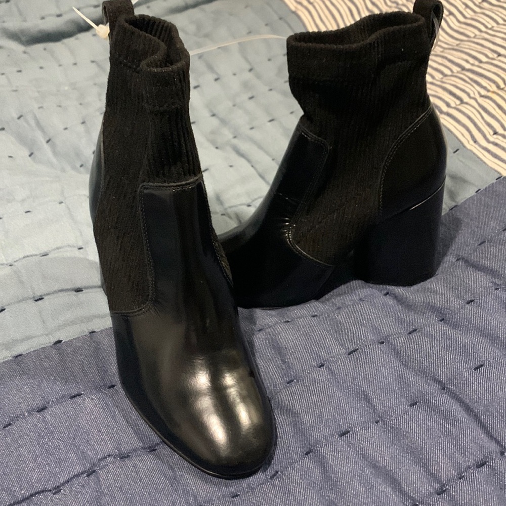 Tory Burch sz 51/2 boots new